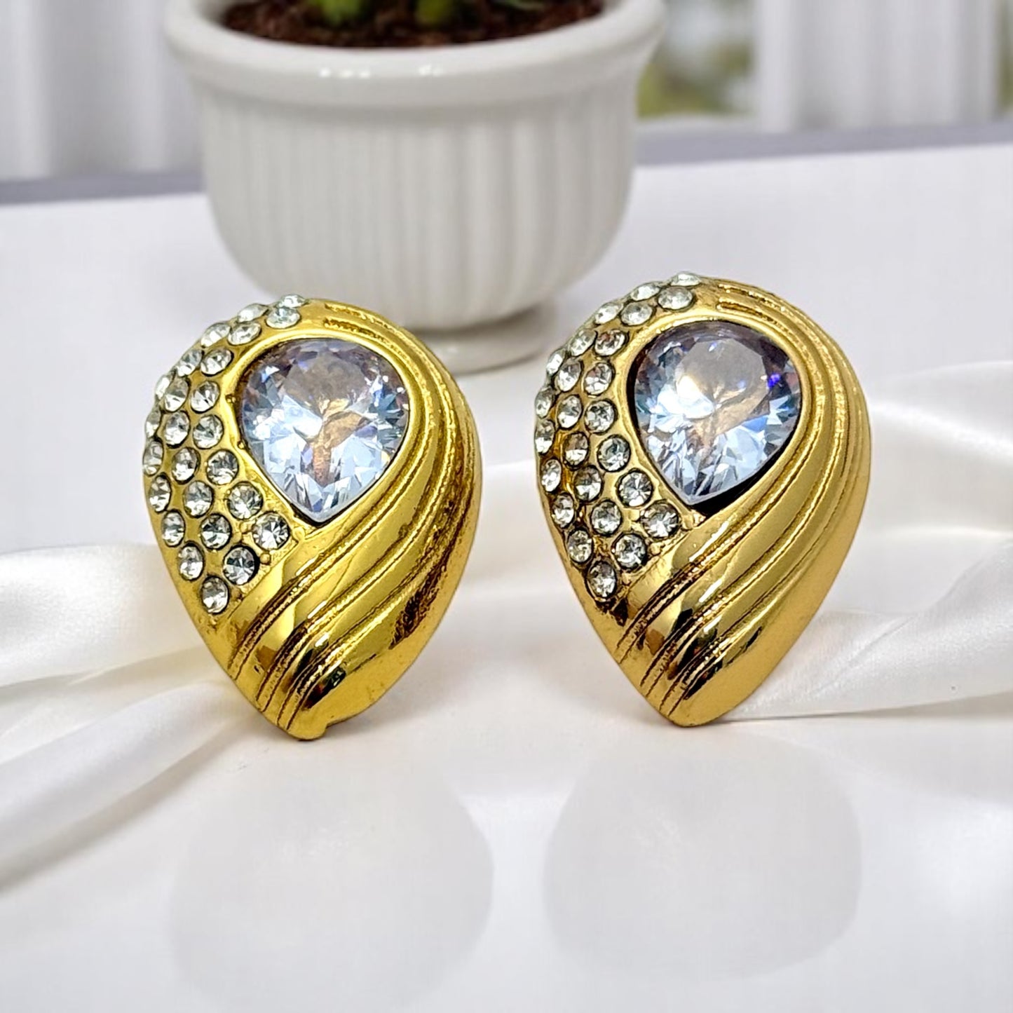Yahvi Stud Earring - MANKAA Clear White Earrings
