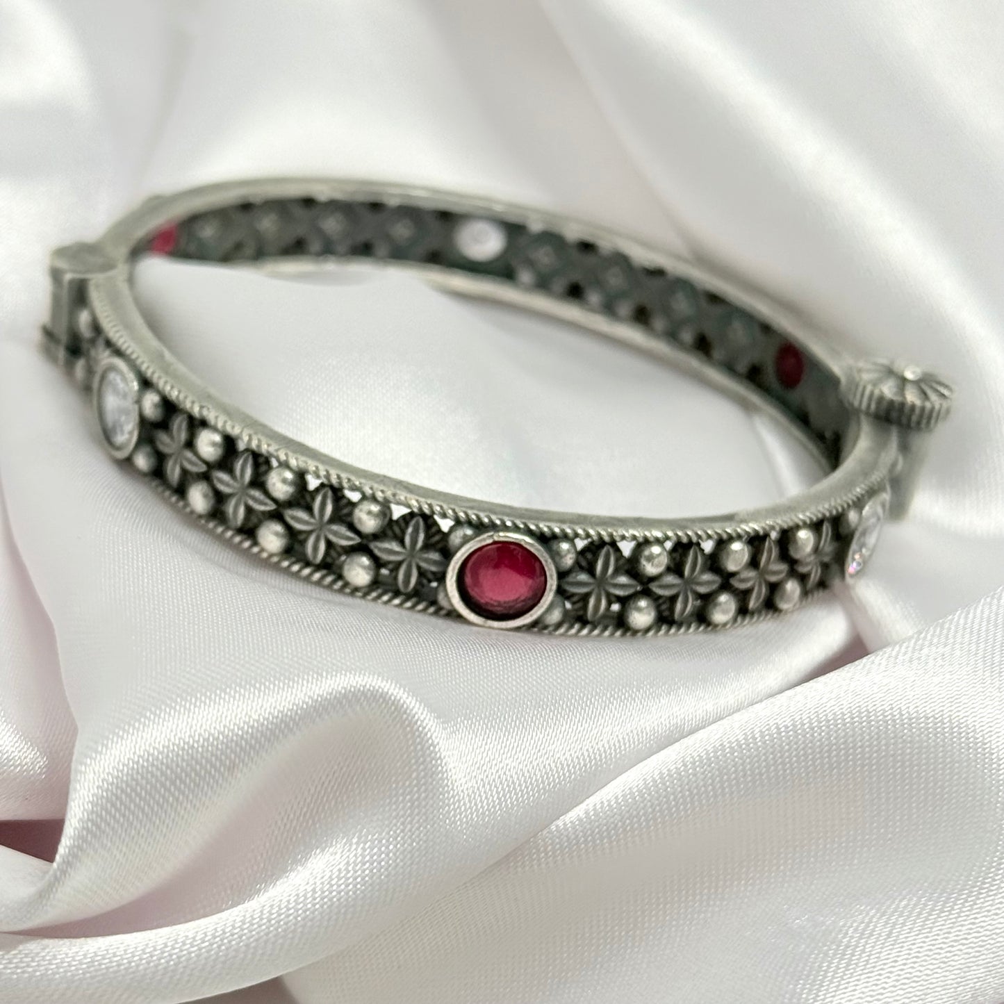 Vidhi Bangles - Single (1 Piece)